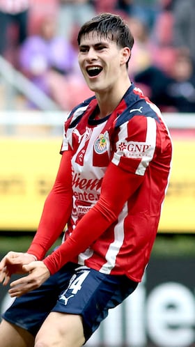 Guadalajara's forward #34 Armando Gonzalez celebrates scoring his team's first goal during the Liga MX Clausura football match between Guadalajara and Queretaro at the Akron Stadium in Zapopan, Mexico on January 17, 2026. (Photo by Ulises Ruiz / AFP)