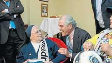 <b>UNA VIDA LARGA Y EMOCIONANTE. </b>Calderón conoció a Sor María, una aficionada al Madrid de 106 años, dos más de los que tiene la entidad blanca.