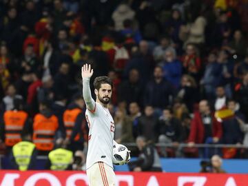 Isco, con el balón de su hat-trick.