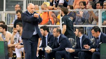 GRAF5139. LAS PALMAS DE GRAN CANARIA, 24/05/2018.- El entrenador del Real Madrid Pablo Laso (i), durante el último partido de la Liga regular de la ACB que Herbalife Gran Canaria y Real Madrid disputan hoy en el Gran Canaria Arena, en Las Palmas de Gran Canaria. EFE/Elvira Urquijo A.