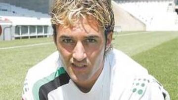 <b>ÓSCAR SERRANO. </b>El jugador, con su nueva equipación.