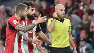 Villalibre e Iñigo Martínez con González Fuertes.