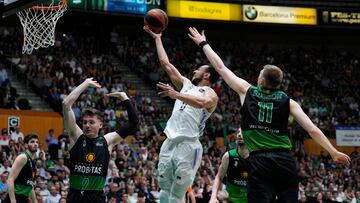 BADALONA (BARCELONA), 12/06/2023.- El base estadounidense del Real Madrid, Nigel Williams-Goss (c), entra a canasta ante los jugadores del Joventut, Kyle Guy (i) y Henry Ellenson, durante la semifinal de la liga Endesa que disputan hoy lunes en el pabellón Municipal de Badalona. EFE/Alejandro García.