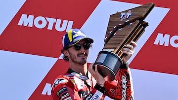 Pecco Bagnaia en el podio de Assen.