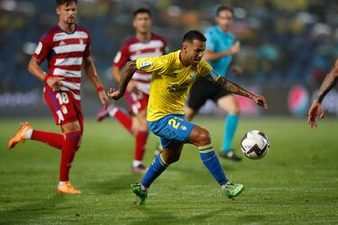 Una vez más, Viera sacó su magia a relucir cuando más atascado estaba el partido contra el Granada. El centrocampista de Las Palmas se fue de dos jugadores, se internó en el área y asistió a Loiodice para que pusiera el 1-0 en el marcador al filo del descanso. En la segunda mitad fue objeto de un penalti que él mismo se encargó de anotar. Los insulares son líderes de Segunda.