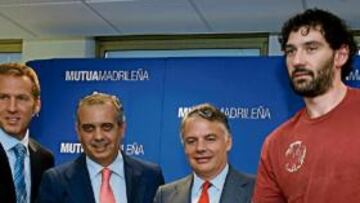 <b>CONFORMES. </b>Colangelo (Raptors), Sáez (FEB), Ignacio Garralda (Mutua Madrileña) y Garbajosa.