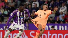 Real Valladolid's Cameroonian defender Martin Hongla (L) fights for the ball with Atletico Madrid's Argentinian forward Angel Correa during the Spanish league football match between Real Valladolid FC and Club Atletico de Madrid at the Jose Zorilla stadium in Valladolid on April 30, 2023. (Photo by CESAR MANSO / AFP)