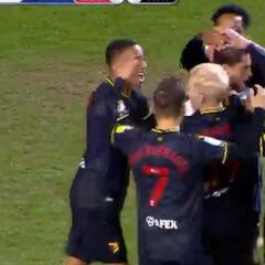 Como todo un '9': el gol de Sierralta que acerca al Watford a la Premier