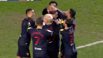 Como todo un '9': el gol de Sierralta que acerca al Watford a la Premier