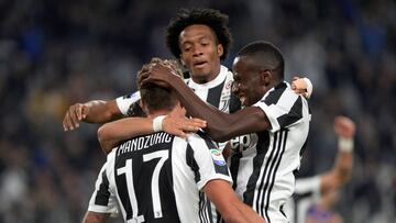 Juan Guillermo Cuadrado, Mario Mandzukic y Blaise Matuidi celebrando un gol con Juventus ante Fiorentina por la Serie A 2017/18