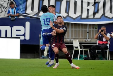 Louismi, um substituto do hospital por bater no rosto.