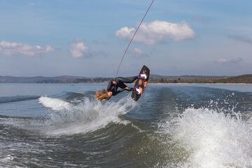 La joven nacional se luce en una disciplina muy compleja como el Wakeboard. 