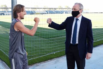 Florentino Pérez greets Modric.