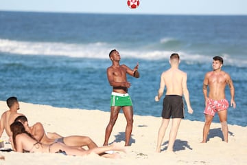 Vinicius disfruta de sus vacaciones en las playas de Río