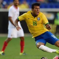 Brasil hace oficial la baja de Rafinha y llama a Lucas Moura