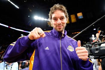 Año y medio después de su traspaso a Los Angeles Lakers, Pau Gasol lograba el primero de los dos anillos que conquistó en la NBA con la franquicia californiana. La temporada 2008-09 fue muy buena para el de Sant Boi, que promedió 18,6 puntos y 9,2 rebotes junto a un Kobe Bryant MVP. En junio se quitó la espinita del curso anterior en la que los Lakers habían perdido la final de la NBA frente a los Celtics, y un año después se vengó de los de Boston para conquistar en el séptimo partido su segundo anillo. 