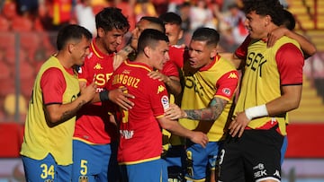 Futbol, Union Espanola vs Palestino.
Fecha 29, Campeonato Nacional 2024.
El jugador de Union Espanola Pablo Aranguiz, centro, celebra su gol contra Palestino durante el partido de primera division disputado en el estadio Santa Laura en Santiago, Chile.
02/11/2024
Jonnathan Oyarzun/Photosport
Football, Union Espanola vs Palestino.
29th turn, 2024 National Championship.
Union Espanola's player Pablo Aranguiz, center, celebrates his goal against Palestino during the first division match held at the Santa Laura stadium in Santiago, Chile.
02/11/2024
Jonnathan Oyarzun/Photosport