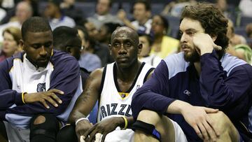 Lorenzen Wright, Bobby Jackson y Pau Gasol, de izquierda a derecha, durante un partido con los Grizzlies en mayo de 2006.