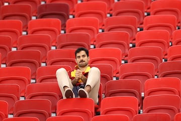 La soledad del derrotado. Un último aficionado del conjunto italiano aguanta hasta el último momento en el Puskás Aréna.