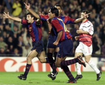 04/11/1998. Partido de Champions Barcelona-Bayern de Munich. Celebración de Giovanni y Luis Figo tras marcar de penalti.