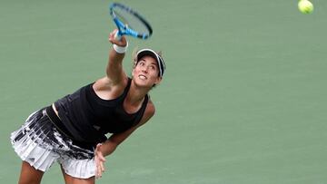 Garbi&ntilde;e Muguruza saca ante Su-Wei Hsieh durante su partido en el Toray Pan Pacific Open de Osaka, Jap&oacute;n.