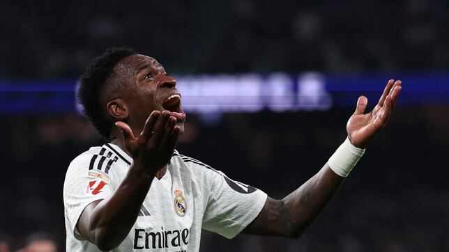 ¿Debe el Real Madrid renovar o vender a Vinicius?