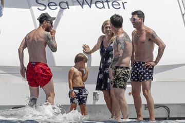La familia Messi-Roccuzzo disfruta de unas id¨ªlicas vacaciones a bordo de un c¨®modo barco por las costas de las Islas Pitiusas.