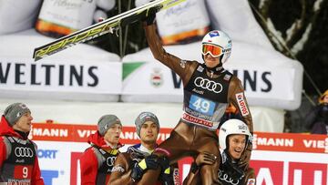 Kamil Stoch, ganador a hombros.