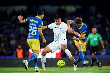  Guillermo Martinez (L) of Pumas fights for the ball with Igor Lichnovsky (R) of America during the 16th round match between Pumas UNAM and America as part of the Torneo Clausura 2024 Liga BBVA MX at Olimpico Universitario Stadium on April 20, 2024 in Mexico City, Mexico.