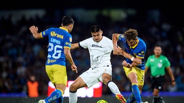 Guillermo Martinez (L) of Pumas fights for the ball with Igor Lichnovsky (R) of America during the 16th round match between Pumas UNAM and America as part of the Torneo Clausura 2024 Liga BBVA MX at Olimpico Universitario Stadium on April 20, 2024 in Mexico City, Mexico.
