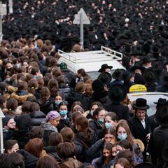 Miles de judíos ultraortodoxos se agolpan en Jerusalén en un funeral