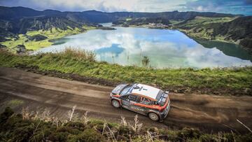 Alexey Lukyanuk y Alexey Arnautov compiten durante el Rally de las Azores del Campeonato de Europa de 2019.