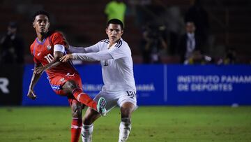 AMDEP3422. CIUDAD DE PANAMÁ (PANAMÁ), 20/11/2023.- Edgar Bárcenas (i) de Panamá disputa el balón con Alejandro Bran de Costa Rica hoy, en un partido de la Liga de Naciones de la Concacaf en el estadio Rommel Fernández en Ciudad de Panamá (Panamá). EFE/ Eliecer Aizprúa Banfield
