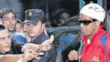 <b>EXPECTACIÓN. </b>Muchos seguidores pidieron autógrafos a Ronaldinho a su llegada al hotel en el que se aloja el Barça en Madrid.