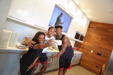 Simone Biles se hace un selfie con Isaiah Canaan y Jimmie Butler.