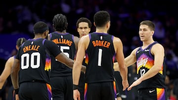 PHILADELPHIA, PENNSYLVANIA - JANUARY 20: Collin Gillespie #12 of the Phoenix Suns celebrates with teammates during a timeout during the second half against the Philadelphia 76ers at Xfinity Mobile Arena on January 20, 2026 in Philadelphia, Pennsylvania. NOTE TO USER: User expressly acknowledges and agrees that, by downloading and or using this photograph, User is consenting to the terms and conditions of the Getty Images License Agreement. Emilee Chinn/Getty Images/AFP (Photo by Emilee Chinn / GETTY IMAGES NORTH AMERICA / Getty Images via AFP)