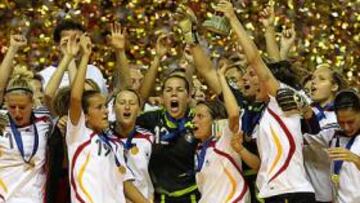 <b>CAMPEONAS. </b>Alemania celebra su último Mundial, conquistado en China, ante Brasil.