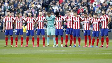 Los jugadores del Atlético antes del derbi contra el Real Madrid.