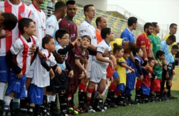 Niños discapacitados participan en un evento deportivo con futbolistas, en Praia Grande (Brasil). El campo de fútbol del Instituto Neymar Jr fue el escenario de la final del campeonato "Bota do Mundo" o "World Boots" , una cita apadrinada por el jugador del Barcelona y disputada por dieciséis niños de la Asociación de Asistencia de Niños Discapacitados (AACD) que hoy vieron realizado el sueño de compartir balón con algunos de sus ídolos.