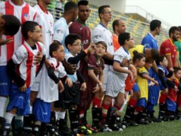 Niños discapacitados participan en un evento deportivo con futbolistas, en Praia Grande (Brasil). El campo de fútbol del Instituto Neymar Jr fue el escenario de la final del campeonato "Bota do Mundo" o "World Boots" , una cita apadrinada por el jugador del Barcelona y disputada por dieciséis niños de la Asociación de Asistencia de Niños Discapacitados (AACD) que hoy vieron realizado el sueño de compartir balón con algunos de sus ídolos.