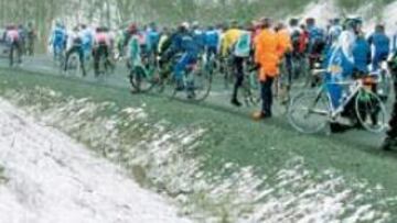 <b>SUSPENDIDA POR LA NIEVE.</b> La cuarta etapa de la París-Niza, entre Roanne y Puy en Velay, fue anulada ayer a causa de la nieve, tras retrasarse dos veces la salida. Algunos puertos, especialmente la Croix de lHomme Mort (la Cruz del Hombre Muerto), estaban intransitables.