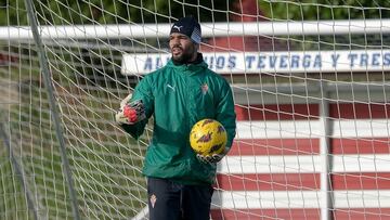 13-12-23. MAREO, GIJON. CHRISTIAN JOEL SÁNCHEZ, EN UN ENTRENAMIENTO DEL SPORTING.