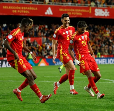 Una vez el balón entró en la portería Lamine se juntó con su amigo inseparable: Nico Williams. 