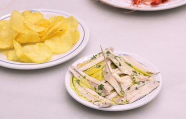 Un buen boquerón en vinagre es una auténtica delicia, y en El Boquerón y en El Doble podrás encontrarlos de la mejor calidad.