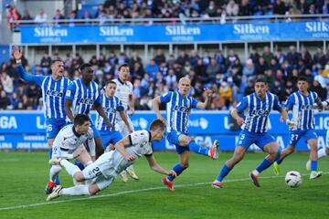 Otro central que este fin de semana estuvo de celebración. En el caso de Pacheco, por marcar su primer tanto como profesional. Un gol que dio los tres puntos a la Real Sociedad en su visita al Alavés. Su diana llegó en un córner en el que tuvo que lanzarse en plancha para rematar de cabeza al fondo de la portería.