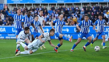 Otro central que este fin de semana estuvo de celebración. En el caso de Pacheco, por marcar su primer tanto como profesional. Un gol que dio los tres puntos a la Real Sociedad en su visita al Alavés. Su diana llegó en un córner en el que tuvo que lanzarse en plancha para rematar de cabeza al fondo de la portería.