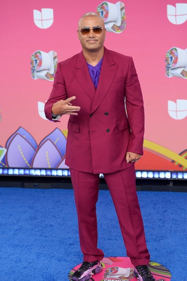 Wisin posa en la alfombra roja de los Premios Juventud 2025 celebrados en Panamá.