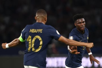 Mbappé celebra un gol de Tchouameni con Francia. 