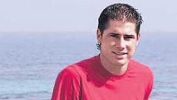 <b>EL LIVERPOOL DE BENÍTEZ TAMBIÉN LE PRETENDE</b>. El agente de Javi García, Manuel García Quilón, manejaba al menos nueve ofertas por el jugador. Clubes españoles como Deportivo o Murcia también tenían al madridista entre sus objetivos, aunque ayer por la tarde se retiraron de la puja. También le han llegado propuestas de clubes extranjeros, la más llamativa del Liverpool de Rafael Benítez.