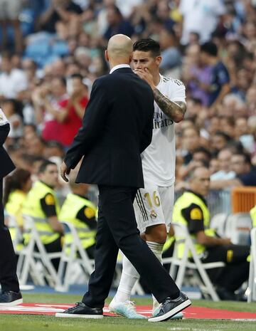 El jugador colombiano fue cambiado en el minuto 56 por Vinícius. En la salida, James dirigió unas palabras a su entrenador Zidane.